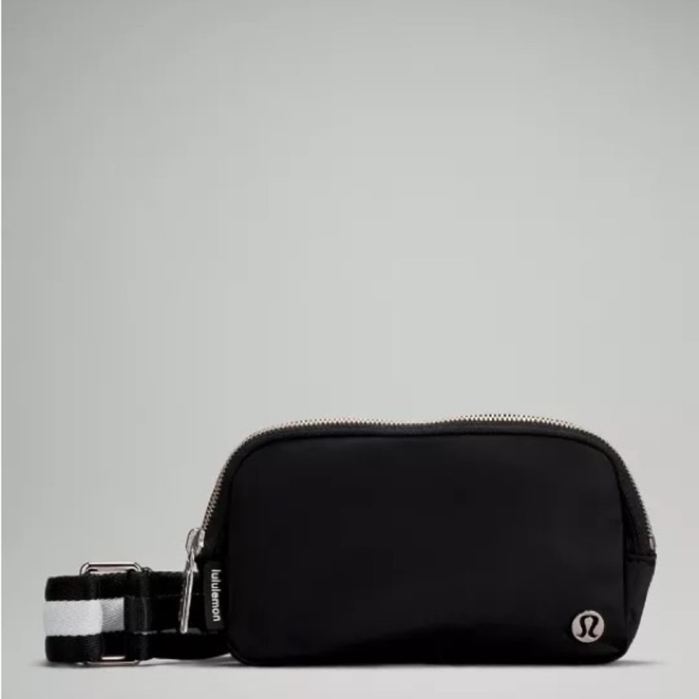 NWT authentic Lululemon Everywhere Crossbody black/white